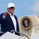 Trump vergleicht das diplomatische Tauziehen mit dem Iran mit einem Schachspiel.  - Bild: Julia Demaree Nikhinson/AP/dpa