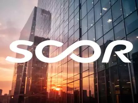 Moderne Glasfassade eines Bürogebäudes bei Sonnenuntergang als Symbol für die Finanz- und Versicherungsbranche. - Foto: über boerse-global.de