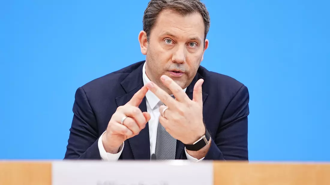 Finanzminister Klingbeil (SPD) fehlen in den kommenden Jahren Milliarden. (Archivbild) - Bild: Michael Kappeler/dpa