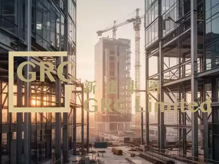 Moderne Baustelle mit Stahl- und Glaskonstruktionen bei Sonnenaufgang als Symbol fĂŒr Immobilienentwicklung. - Foto: ĂŒber boerse-global.de