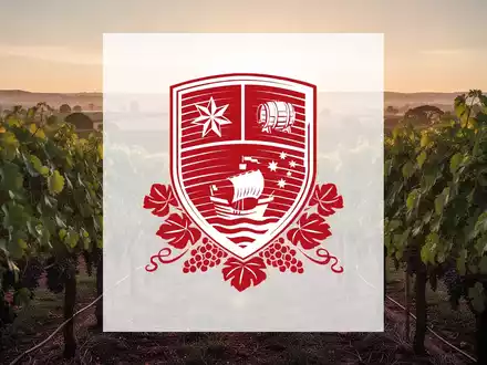 Weingut bei Sonnenuntergang mit weiten Reihen von Weinreben in einer professionellen, atmosphärischen Aufnahme. - Foto: über boerse-global.de