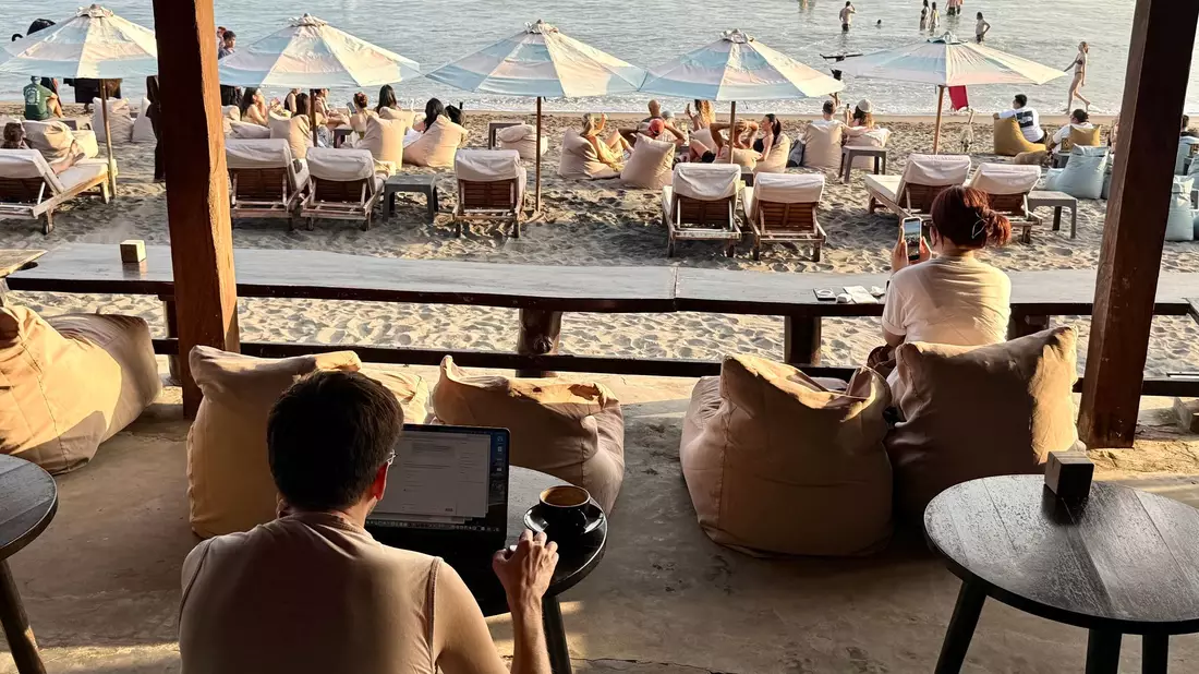 Am Strand von Canggu wird morgens gesurft und dann im Café gearbeitet. - Bild: Carola Frentzen/dpa
