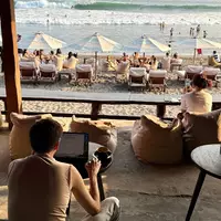 Am Strand von Canggu wird morgens gesurft und dann im Café gearbeitet. - Foto: Carola Frentzen/dpa