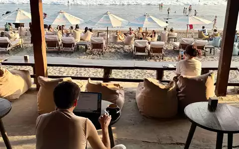 Am Strand von Canggu wird morgens gesurft und dann im Café gearbeitet. - Foto: Carola Frentzen/dpa