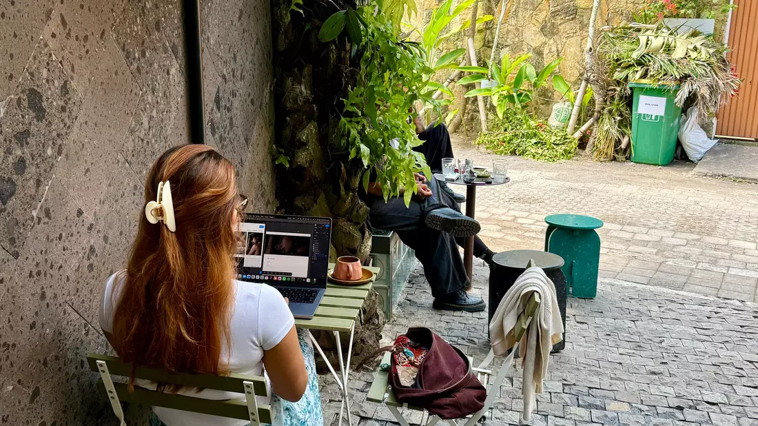 In den meisten Cafés in Canggu sitzen Remote Worker vor ihren Laptops. - Bild: Carola Frentzen/dpa