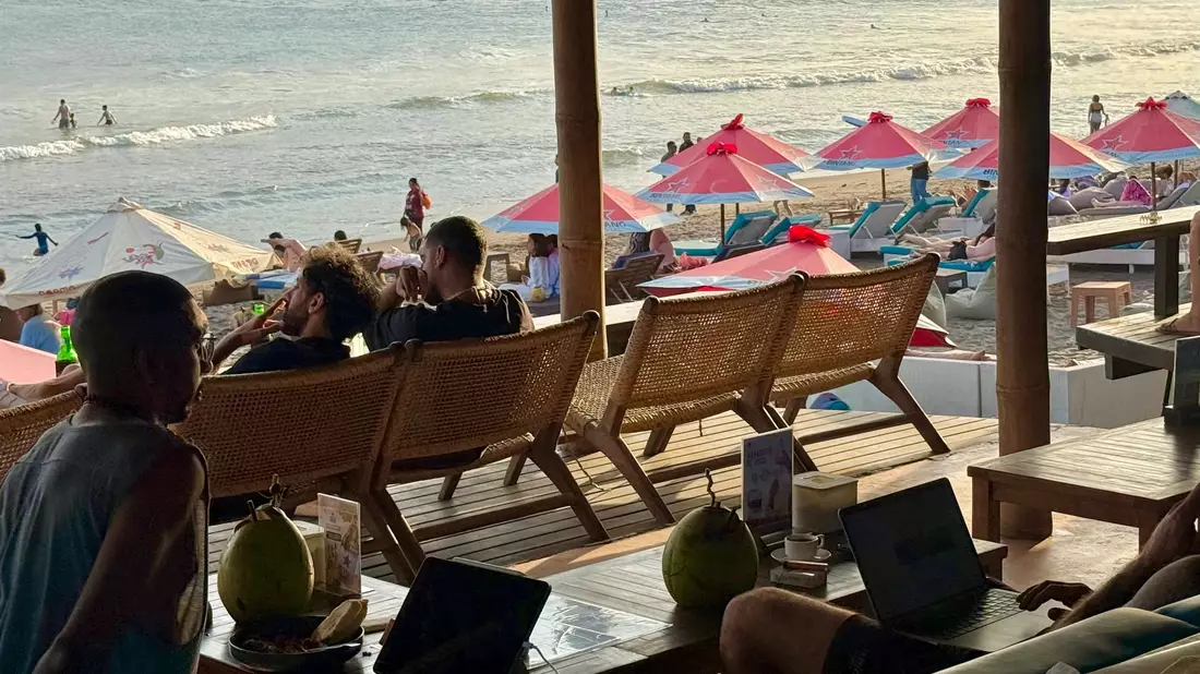 Arbeiten mit Blick aufs Meer: Canggu lockt mit guter Infrastruktur und Ständen. - Bild: Carola Frentzen/dpa