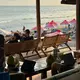 Arbeiten mit Blick aufs Meer: Canggu lockt mit guter Infrastruktur und Ständen. - Bild: Carola Frentzen/dpa