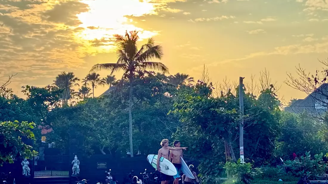 Surfen bei Sonnenaufgang - einer der Vorteile für Menschen, die mobil in Canggu arbeiten. - Bild: Carola Frentzen/dpa