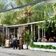 Viele digitale Nomaden arbeiten in Canggu in solchen hippen Cafés. - Bild: Carola Frentzen/dpa