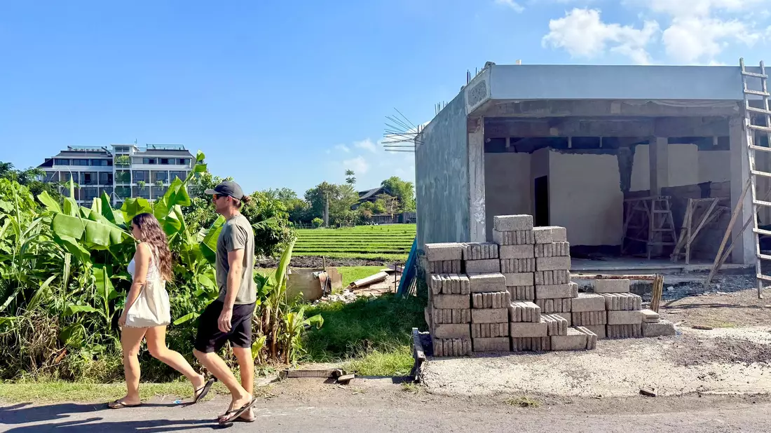 In Canggu wird an allen Ecken und Enden gebaut. - Bild: Carola Frentzen/dpa