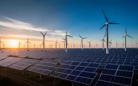 Moderne Windkraftanlagen und Solarparks in einer weitläufigen Landschaft bei Sonnenuntergang als Symbol der Energiewende. - Foto: über boerse-global.de