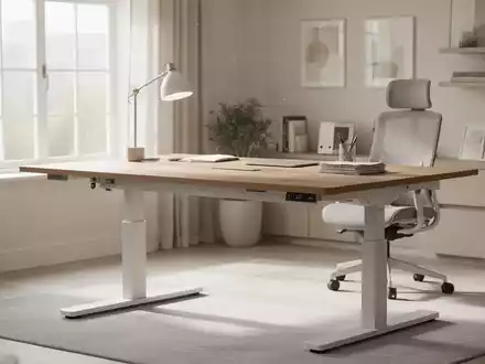 Ein moderner, ergonomischer Homeoffice-Arbeitsplatz mit einem hochwertigen höhenverstellbaren Schreibtisch aus Holz. - Foto: über boerse-global.de