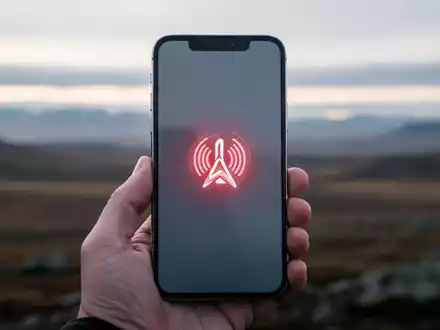 Nahaufnahme eines Smartphone-Bildschirms mit Notfall-SOS-Symbol, das Satellitenverbindung symbolisiert. - Foto: über boerse-global.de