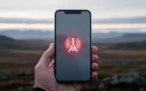 Nahaufnahme eines Smartphone-Bildschirms mit Notfall-SOS-Symbol, das Satellitenverbindung symbolisiert. - Foto: über boerse-global.de