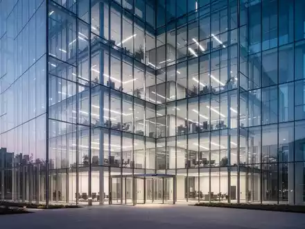 Moderne Glasfassade eines Bürogebäudes bei Dämmerung als Symbol für Transparenz und Corporate Governance. - Foto: über boerse-global.de