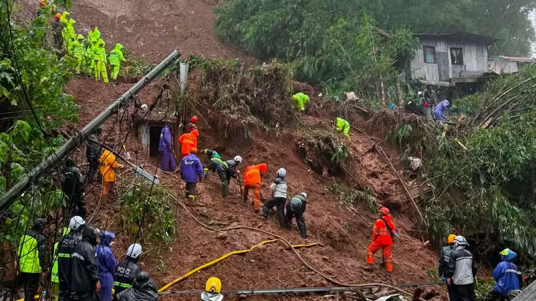 Zahlreiche Rettungskräfte waren wegen der Unwetter im Einsatz. - Bild: Harley Palangchao/AP/dpa