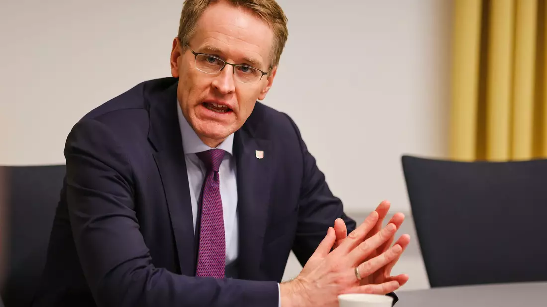 Angesichts der aktuellen Bedrohungslage sollten die Kompetenzen von Bund und Ländern noch stärker gebündelt werden, sagt Schleswig-Holsteins Ministerpräsident Daniel Günther (CDU). (Archivbild) - Bild: Frank Molter/dpa