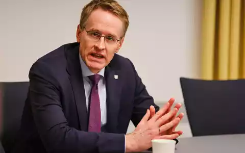 Angesichts der aktuellen Bedrohungslage sollten die Kompetenzen von Bund und Ländern noch stärker gebündelt werden, sagt Schleswig-Holsteins Ministerpräsident Daniel Günther (CDU). (Archivbild) - Foto: Frank Molter/dpa