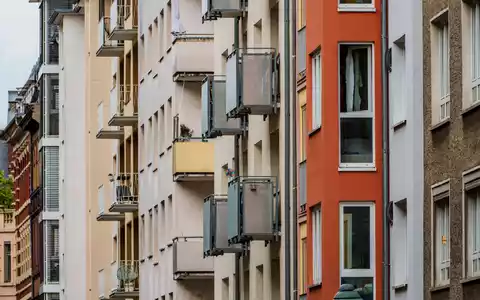 Die Mieten in Deutschland ziehen kräftig an. - Foto: Andreas Arnold/dpa