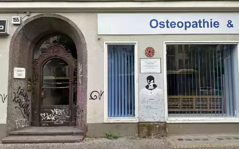 Blick auf den Eingang der Hauptstraße 155 in Schöneberg in Berlin. Hier wohnte, wie auch eine Gedenktafel zeigt, der Popstar David Bowie in den 70er Jahren. - Foto: Gregor Tholl/dpa