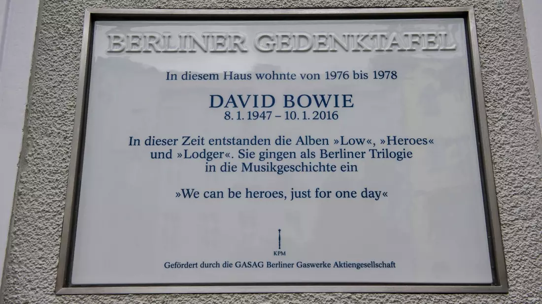 Die «Berliner Gedenktafel» zu Ehren Bowie in der Hauptstraße in Berlin-Schöneberg. (Archivbild) - Bild: picture alliance / dpa