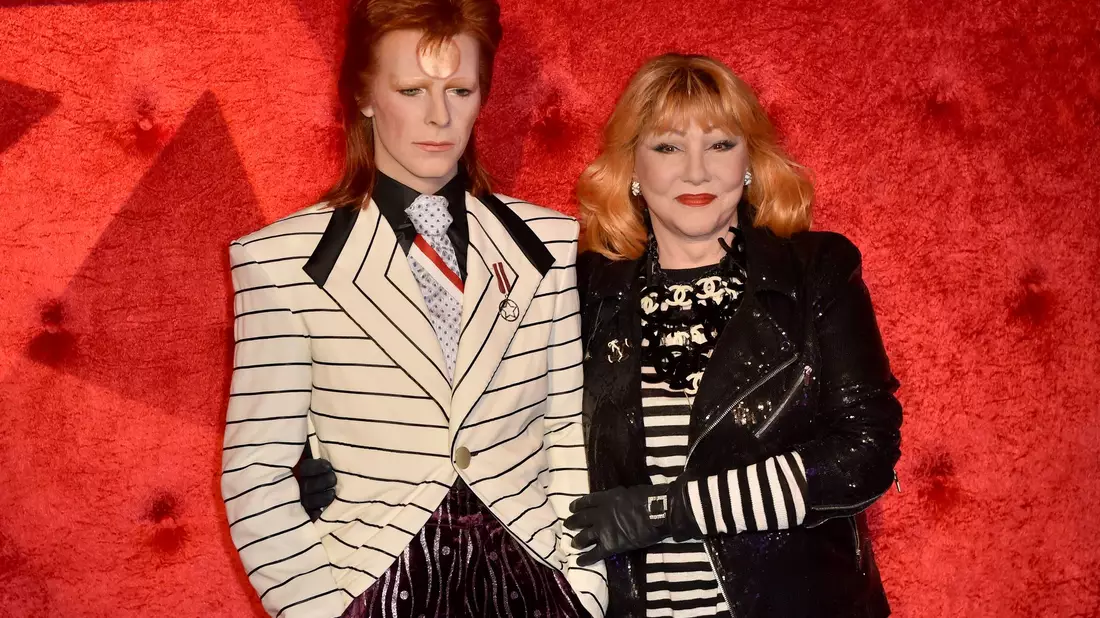 Romy Haag im September 2017 bei Madame Tussauds in Berlin neben der Wachsfigur des Musikers David Bowie. - Bild: picture alliance / Britta Pedersen/dpa-Zentralbild/dpa