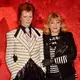 Romy Haag im September 2017 bei Madame Tussauds in Berlin neben der Wachsfigur des Musikers David Bowie. - Bild: picture alliance / Britta Pedersen/dpa-Zentralbild/dpa