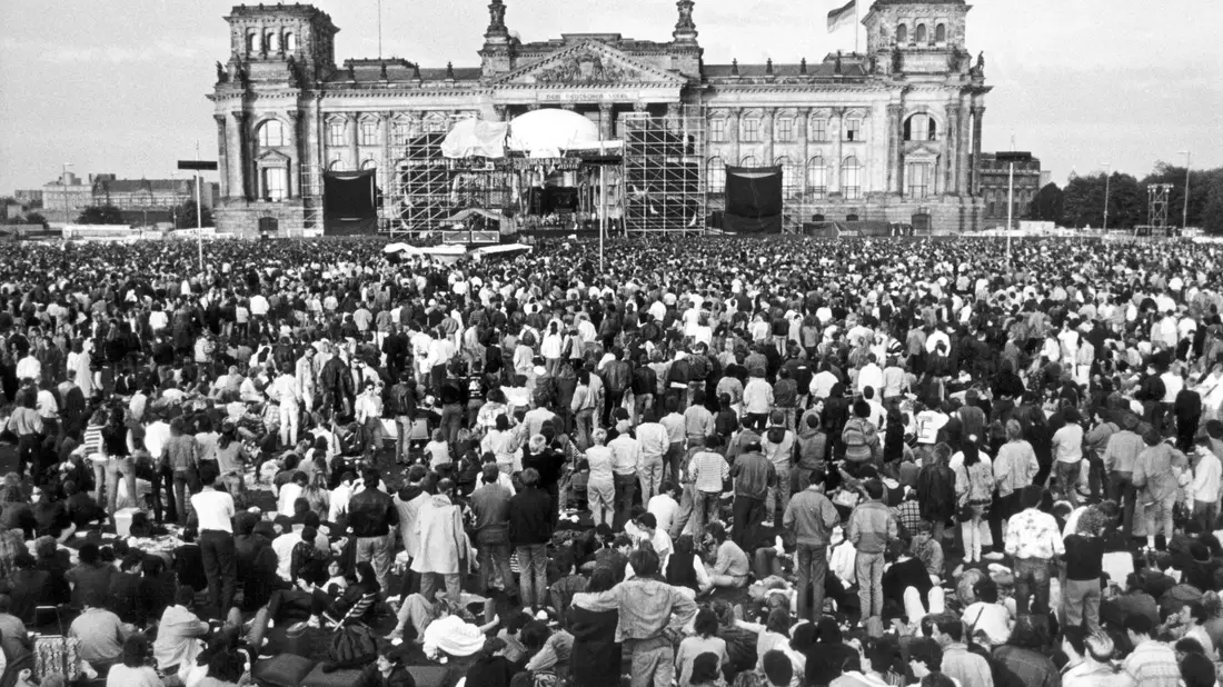 Am 6. Juni 1987 trat David Bowie vor dem Reichstagsgebäude in (West-)Berlin auf.  - Bild: picture alliance / dpa