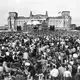 Am 6. Juni 1987 trat David Bowie vor dem Reichstagsgebäude in (West-)Berlin auf.  - Bild: picture alliance / dpa