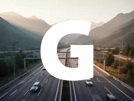 Moderne Autobahn in einer sonnigen Gebirgslandschaft bei Sonnenuntergang. - Foto: über boerse-global.de