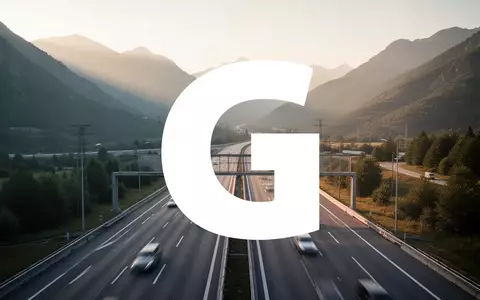 Moderne Autobahn in einer sonnigen Gebirgslandschaft bei Sonnenuntergang. - Foto: über boerse-global.de