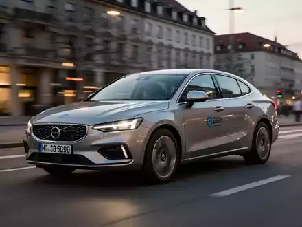 Ein modernes Mietwagen-Fahrzeug in einer urbanen Kulisse bei Dämmerung, symbolisierend die rechtliche Auseinandersetzung um Fahrdienste. - Foto: über boerse-global.de