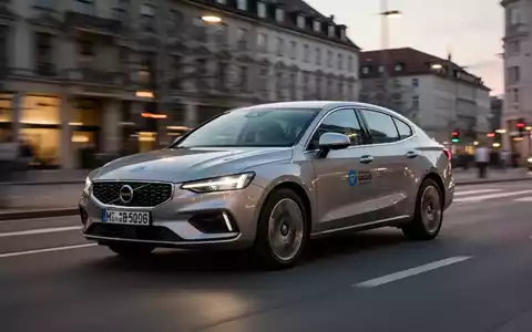 Ein modernes Mietwagen-Fahrzeug in einer urbanen Kulisse bei Dämmerung, symbolisierend die rechtliche Auseinandersetzung um Fahrdienste. - Foto: über boerse-global.de