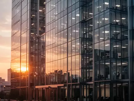 Modernes Bürogebäude bei Sonnenuntergang als Symbol für Finanzthemen - Foto: über boerse-global.de