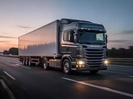 Ein moderner Lastkraftwagen fährt auf einer Autobahn bei Dämmerung, um Lieferketten trotz niedriger Pegelstände zu sichern. - Foto: über boerse-global.de