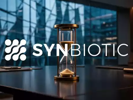 Ein Stundenglas auf einem modernen Schreibtisch symbolisiert den Geschäftsberichtsprozess und zeitliche Verzögerungen. - Foto: über boerse-global.de