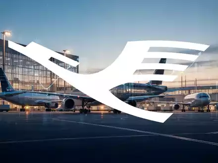 Moderne Logistikzentrale bei Dämmerung mit Flugzeugsilhouetten als Symbol für den globalen Luftfrachtverkehr. - Foto: über boerse-global.de