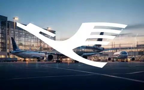 Moderne Logistikzentrale bei Dämmerung mit Flugzeugsilhouetten als Symbol für den globalen Luftfrachtverkehr. - Foto: über boerse-global.de