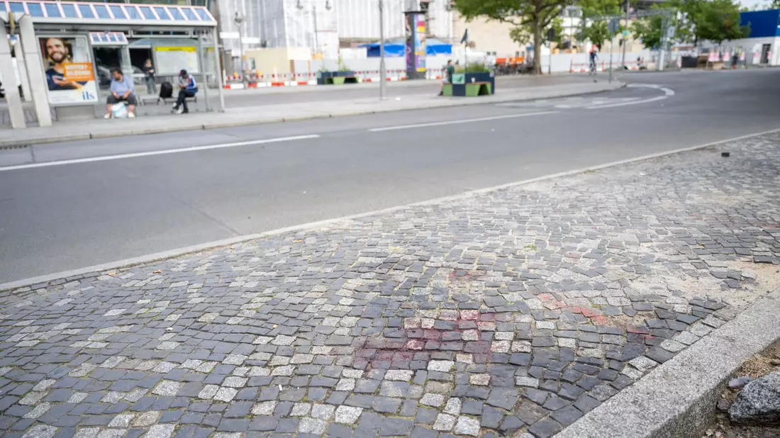 Den Schüssen ging ein Streit zwischen mehreren Personen voraus.  - Bild: Christophe Gateau/dpa