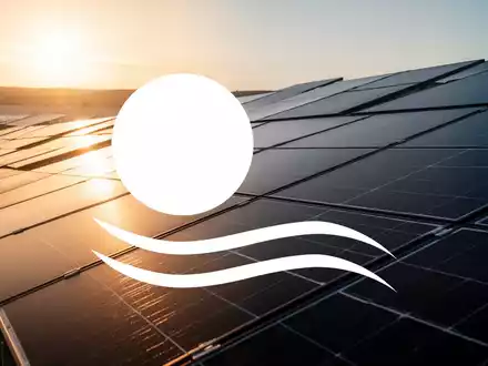 Moderne Solarpaneele in einem Solarpark bei Sonnenuntergang, die eine positive Marktentwicklung symbolisieren. - Foto: über boerse-global.de
