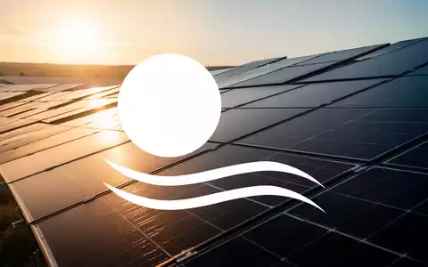 Moderne Solarpaneele in einem Solarpark bei Sonnenuntergang, die eine positive Marktentwicklung symbolisieren. - Foto: über boerse-global.de