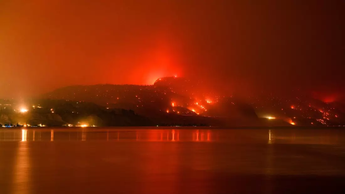 Im Westen Kanadas wütet ein Feuer, das Tausende Menschen bereits zur Flucht trieb und mindestens ein Todesopfer forderte - ein See könnte die Flammen nun daran hindern, sich weiter auszubreiten. - Bild: DARRYL DYCK/The Canadian Press/AP/dpa