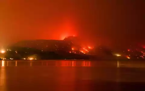 Im Westen Kanadas wütet ein Feuer, das Tausende Menschen bereits zur Flucht trieb und mindestens ein Todesopfer forderte - ein See könnte die Flammen nun daran hindern, sich weiter auszubreiten. - Foto: DARRYL DYCK/The Canadian Press/AP/dpa