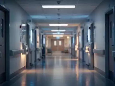 Ein minimalistischer, unscharfer Krankenhausflur mit atmosphärischer Beleuchtung, der die angespannte Lage im Gesundheitswesen symbolisiert. - Foto: über boerse-global.de