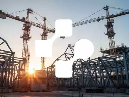 Moderne Baustelle mit Kränen und Stahlstrukturen bei Sonnenaufgang als Symbol für industrielle Entwicklung. - Foto: über boerse-global.de