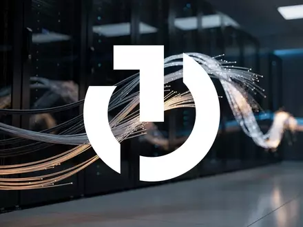 Abstraktes, atmosphärisches Bild digitaler Infrastruktur und Datenströme in einem modernen Serverraum. - Foto: über boerse-global.de