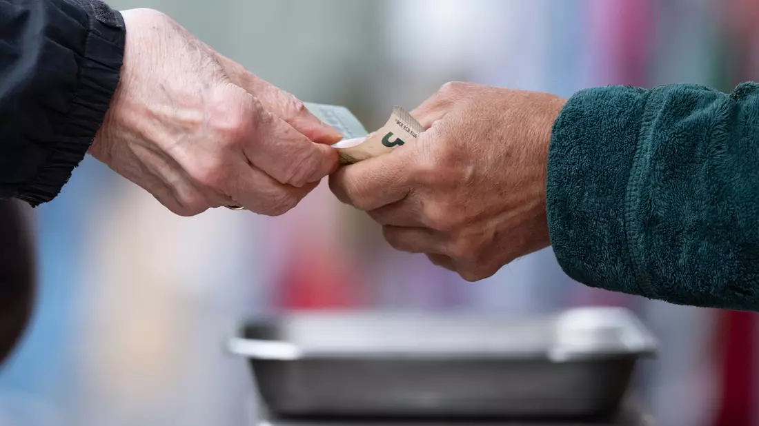 Gerade ärmere Haushalte und Rentner leiden finanziell besonders stark unter dem Iran-Krieg. (Symbolbild) - Bild: Sebastian Kahnert/dpa