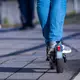Die Fahrbahn falsch benutzen oder verbotenerweise auf dem Gehweg fahren - das birgt laut einer Expertin das größte Unfallrisiko bei der Fahrt mit einem E-Scooter. (Archivbild) - Bild: Jens Büttner/dpa