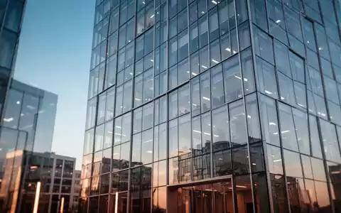 Moderne Glasfassade eines Bürogebäudes bei klarem Himmel als Symbol für Finanznachrichten. - Foto: über boerse-global.de