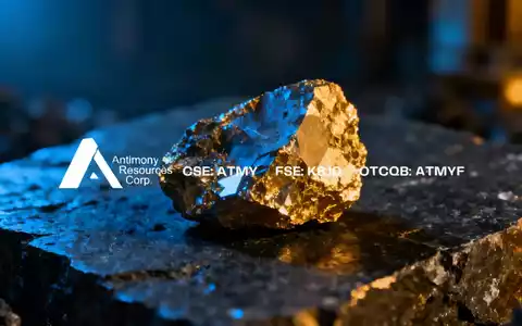 Ein rohes geologisches Mineral auf einem dunklen Steinhintergrund in dramatischer Beleuchtung. - Foto: über boerse-global.de